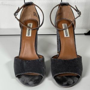 STEVE MADDEN VELVET HEELS SIZE 8.5